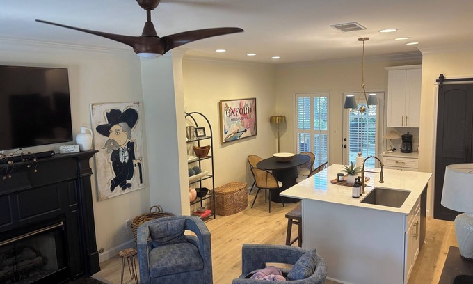 Oxford House | Beautiful 2 bedroom, 2.5 bath townhome! Walking distance to Oxford Square! 💙❤️