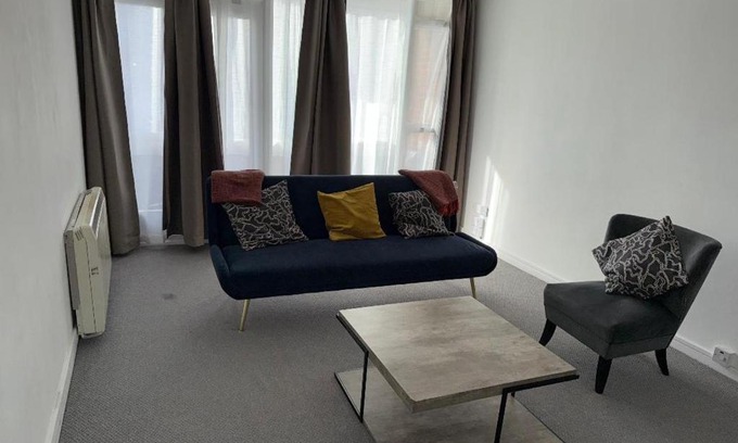 London Borough of Croydon Apartment | Beautiful-2 bedroom Apartment, 1 bathroom, sleeps 6, in greater london (South Croydon). Provides accommodation with WiFi, 3 minutes Walk from Purley Oak Station and 10mins drive to East Croydon Station