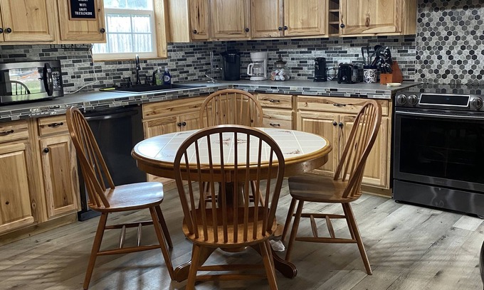 Florien Cabin | Beautiful 2 Bedroom Cabin with a lake view. Pets welcome