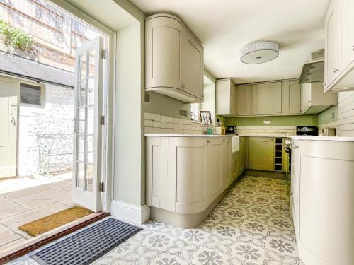 Arundel House | Beautiful 2 Bedroom Cottage with Private Courtyard in Arundel Centre
