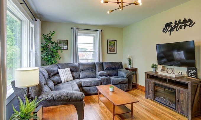 Bristol House | Beautiful 2-Bedroom Home Short Walk to Casino