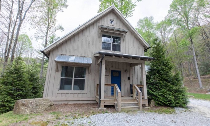 Highlands Cottage | Beautiful 2-bedroom, sleeps 6, modern mountain chic cottage - Limbertwig