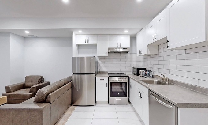 Whitby House | Beautiful 2 bedroom with free parking space