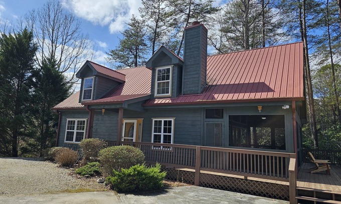 Sautee Nacoochee Cabin | Beautiful 2 BR, Mtn Views, Hot tub, Screened Porch, Fiber Optic Internet