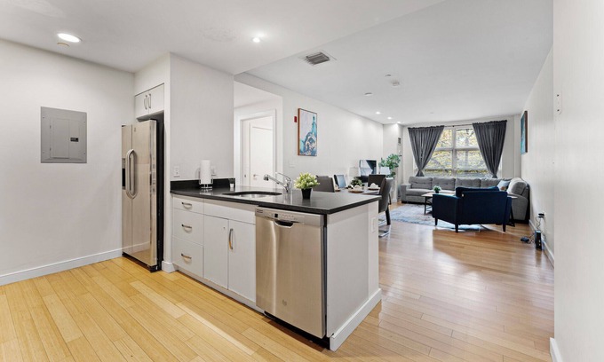 Columbus Park - Andrew Square Apartment | Beautiful 2bd/1ba in Southend Boston 9240