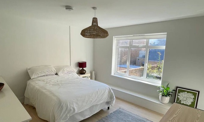 East Walworth Apartment | Beautiful 2BD Flat with Private Courtyard- Borough