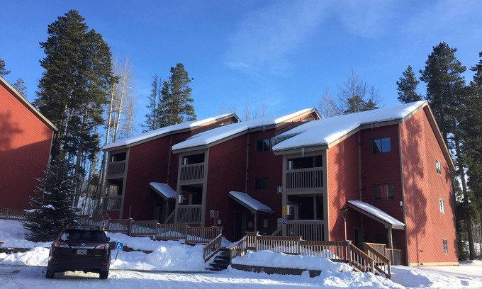 Fraser Condo | Beautiful 2BR/2BA condo sleeps 6, private hot tub, fireplace Winter Park ski