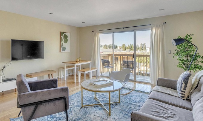 Farm Hills Apartment | Beautiful 2BR Apt in Redwood City w/ Office