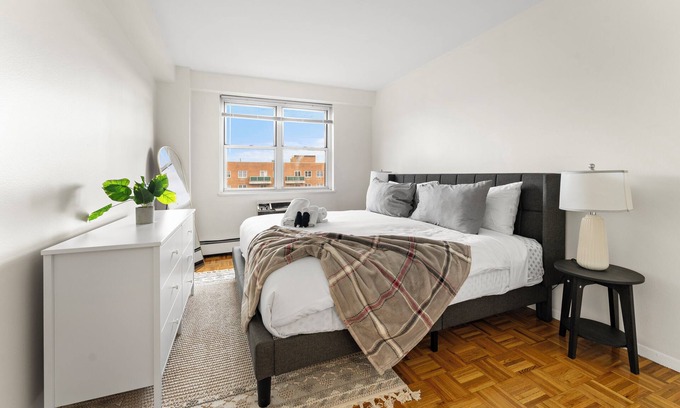 Brookline Apartment | Beautiful 2BR Next to BU 7837