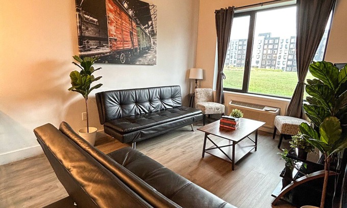 Elizabeth Apartment | Beautiful 2BR Next to Airport 8992