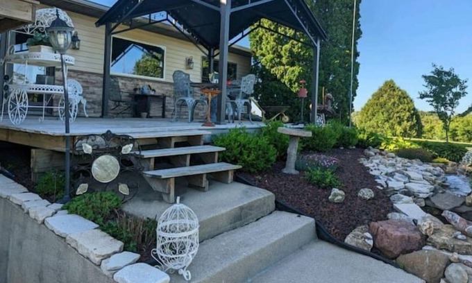 Holcomb House | Beautiful 3 Acre Retreat, Minutes from Rockford! Sleeps 21