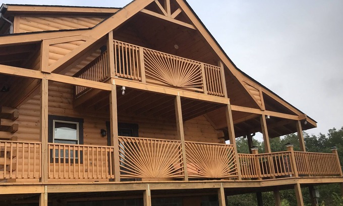 Sevierville Cabin | Beautiful 3 bed/3 bath Luxury Cabin, Hot Tub, Games, Easy Check in! Book Now!