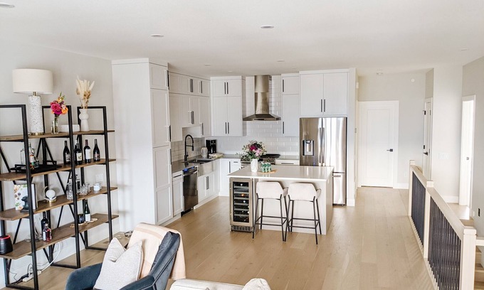 Central Okanagan House | Beautiful 3 Bed /3 Bath Wine Country Villa