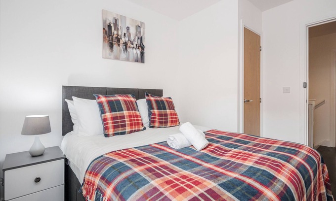 Brooklands Apartment | Beautiful 3-Bed Apartment in Romford