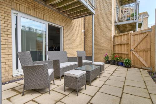 Ventnor Apartment | Beautiful 3 Bed Apartment In Bonchurch - Nr Ventnor - Large Outside Terrace & Parking - Dog Friendly - The Perfect Choice For Couples, Friends, Families - 5 Mins To Beach - 15