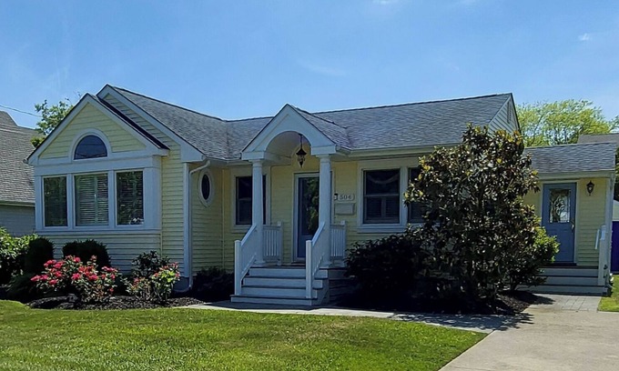 Village Green House | Beautiful 3 Bedroom, 2 Bath HomenOpen Concept, Sleeps 6