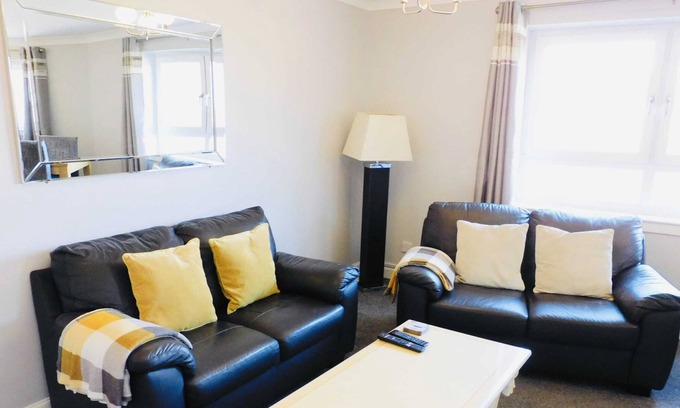 Paisley Apartment | Beautiful 3 Bedroom Apt, mins from Glasgow Airport, M8 & SEC