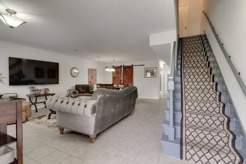 Downtown Nashville Apartment | Beautiful 3 Bedroom- free parking 2M to Broadway