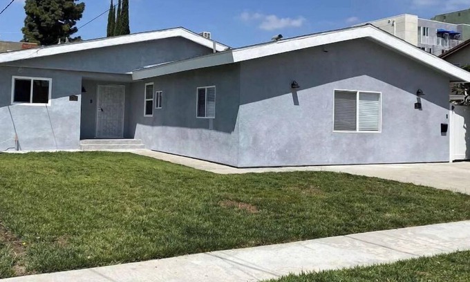 Valley Glen House | Beautiful 3 bedroom home with family sized pool