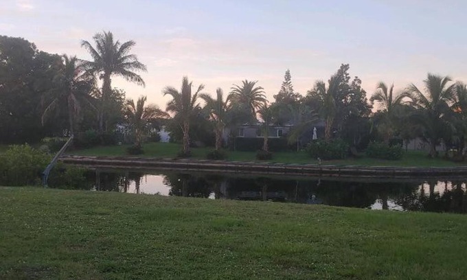 Edgewater House | Beautiful 3 bedroom waterfront home Blue Door