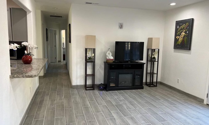 Fresno House | Beautiful 3 BR conveniently located near highway 41 & 99, restaurants, grocery
