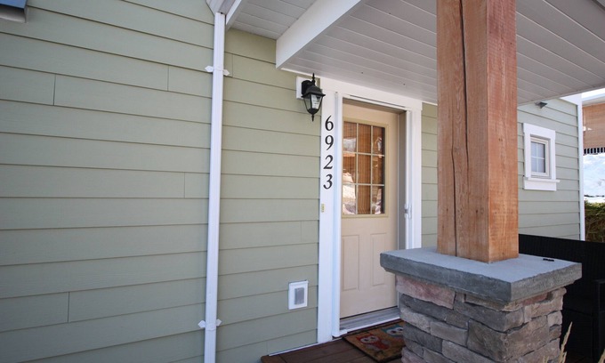 Central Okanagan House | Beautiful 3 BR Pet Friendly Cottage on Lake Okanagan