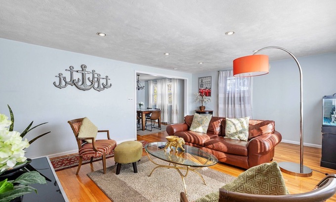 Waltham Apartment | Beautiful 3BD/1BA apartment W Parking 7337