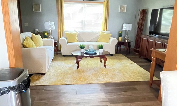 Milwaukee House | Beautiful 3br, 1.5 bath townhouse centrally located in the heart of Milwaukee.