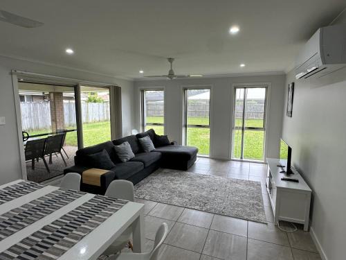 Ningi House | Beautiful 4 bdr house - Sandstone point, Bribie