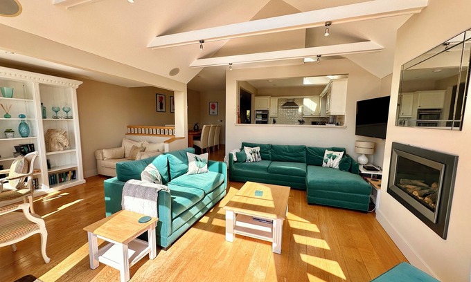 South Cerney Cabin | Beautiful 4 bed lakeside lodge in the Cotswolds. Private deck & STUNNING views