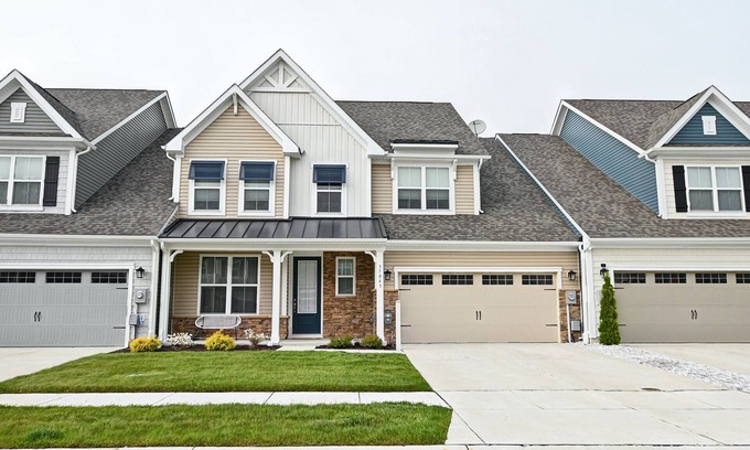 Millville House | Beautiful 4 bed townhouse in Bishop's Landing Community! Pool, Basketball and Pickleball Courts, Playground, Shuttle, Wifi, Fitness Center!