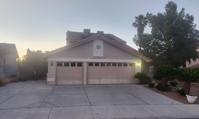 Las Vegas House | Beautiful 4 bedroom Home By Summerlin with Pool & Hot Tub