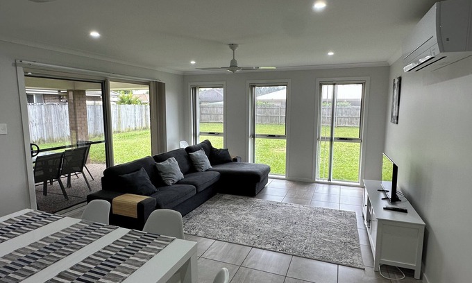Godwin Beach House | Beautiful 4 Bedroom home sleeps 7 - Sandstone Point, Bribie, Ningi