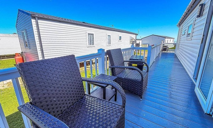 Pakefield Cabin | Beautiful 4 berth lodge with free WiFi at Pakefield Holiday Park ref 68019CR