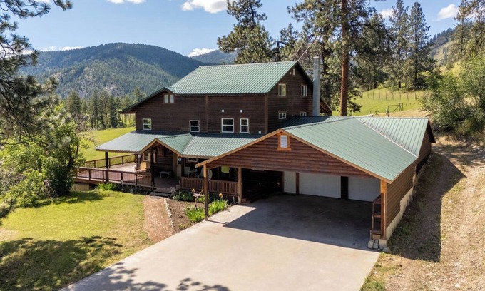 Kettle Falls House | Beautiful 5-bedroom log cabin with spacious rooms and rustic charm.