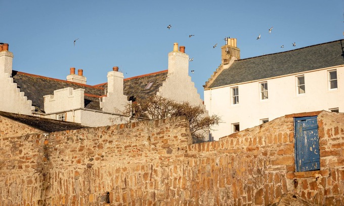 Pittenweem Apartment | Beautiful, 5 bedroom house on Elie Beach, BBQ hut