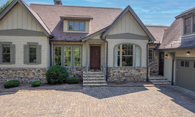 Mill Spring House | Beautiful 5 bedroom 5.5 bath in Bright’s Creek