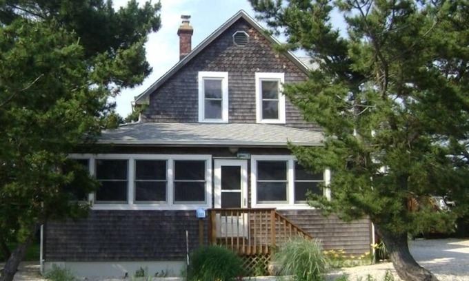 Ship Bottom House | Beautiful 5 Bedroom Victorian Home - 3rd House from Ocean