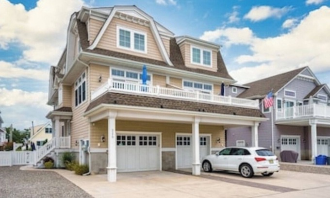 Avalon House | Beautiful 5BR Avalon Townhome w/HeatedPool- Steps to Shops, Dining, Beach & Bay!
