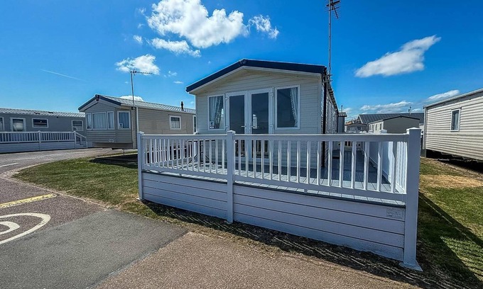 Pakefield House | Beautiful 6 berth caravan with stunning sea views in Suffolk ref 68029CR