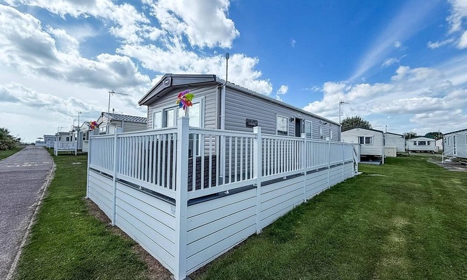 Pakefield House | Beautiful 6 berth caravan with partial sea views for hire in Suffolk ref 68022CR