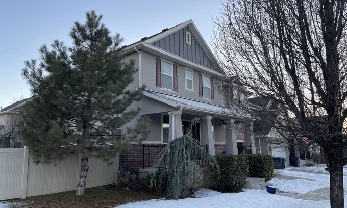 Sandy House | Beautiful and Clean Sandy Home close to Trax Station