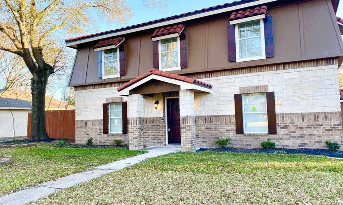 Westbury House | Beautiful and Convenient Ranch Style Home!