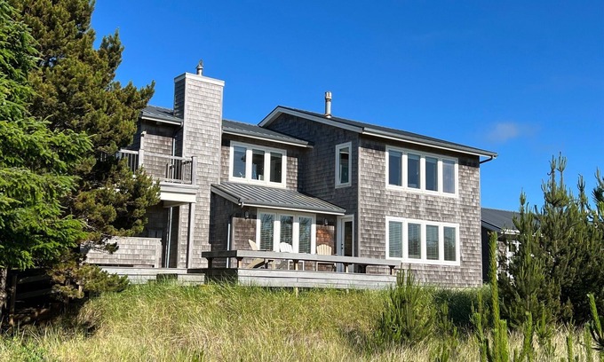 Long Beach House | Beautiful and cozy! Amazing views and steps from the beach! 30 Day Rental