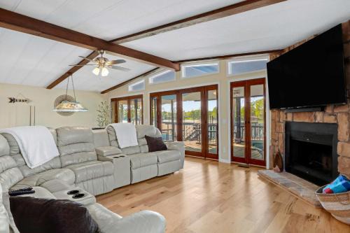 New Braunfels House | Beautiful and Relaxing Lakefront Getaway