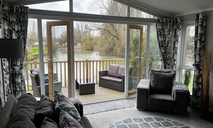 Great Houghton House | Beautiful and Tranquil Lakeside Lodge - Sleeps 5