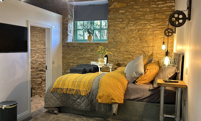 Northampton Apartment | Beautiful Annex in Old Barn with King Size Bed, Ensuite, Kitchen and Dining Area