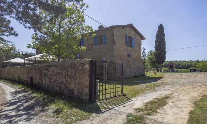 Monteriggioni Villa | Beautiful apartment in villa with pool, WIFI, TV, patio, pets allowed, panoramic view and parking