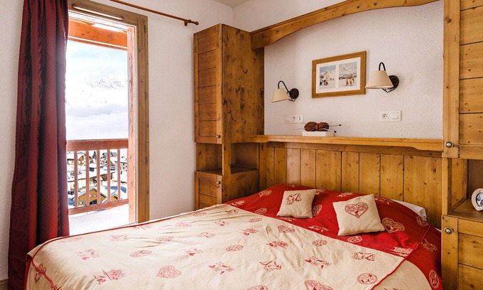 La Toussuire Apartment | Beautiful apartment for 6 guests with pool, WIFI, TV, balcony, pets allowed and parking