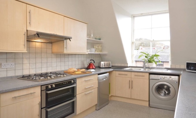 North Berwick Apartment | Beautiful apartment - 2min. walk to the Beach & Golf Courses. Pretty Patio & BBQ